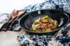 Le porc au caramel est une spécialité asiatique, particulièrement prisée dans la cuisine vietnamienne, qui séduit par son équilibre entre sucré et salé. Ce plat marie des morceaux de porc tendres avec une sauce onctueuse à base de sucre caramélisé, de sauce soja et d'épices. Il incarne l'harmonie des saveurs typique des mets d'Asie, offrant une douceur subtile rehaussée par des notes umami. Facile à préparer, il s’accompagne souvent de riz blanc, permettant d’apprécier pleinement sa richesse. Idéal pour un repas exotique et réconfortant, il ravit les amateurs de cuisine sucrée-salée.